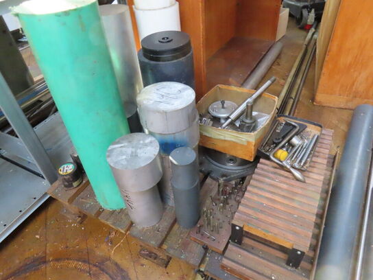 Reol med stangstål samt forarbejdet emner