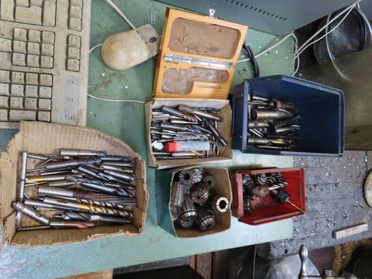 Skuffeskab med indhold