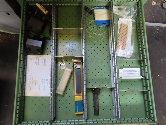 Skuffeskab med indhold