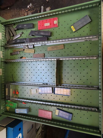 Skuffeskab med indhold