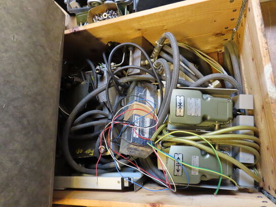 Kasse med reservedele til CNC  drejebænke