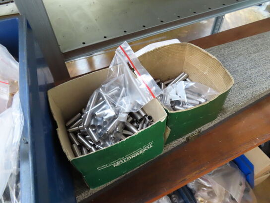 Reol med stangstål samt forarbejdet emner