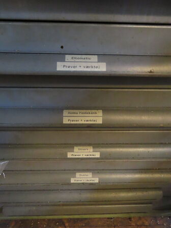 Skuffeskab med indhold