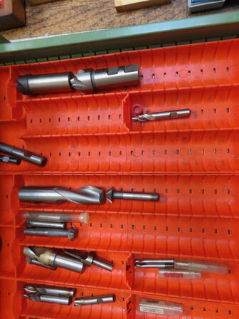 Skuffeskab med indhold