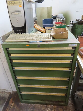 Skuffeskab med indhold