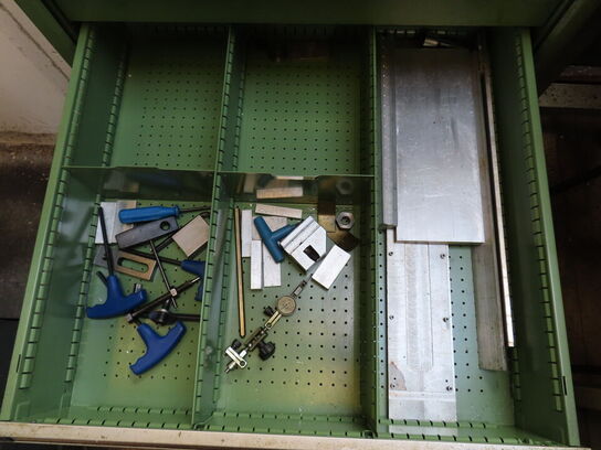 Skuffeskab med indhold