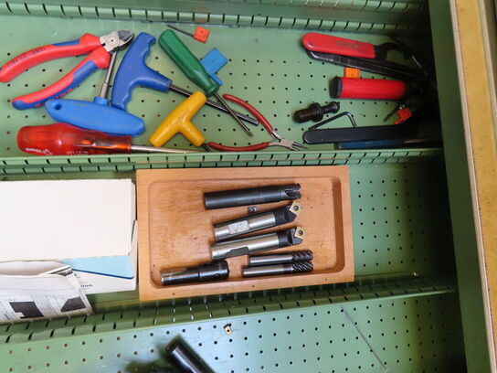 Skuffeskab med indhold