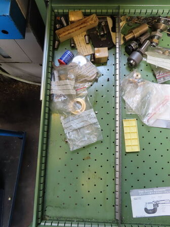 Skuffeskab med indhold