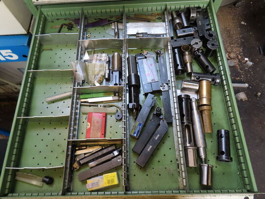 Skuffeskab med indhold