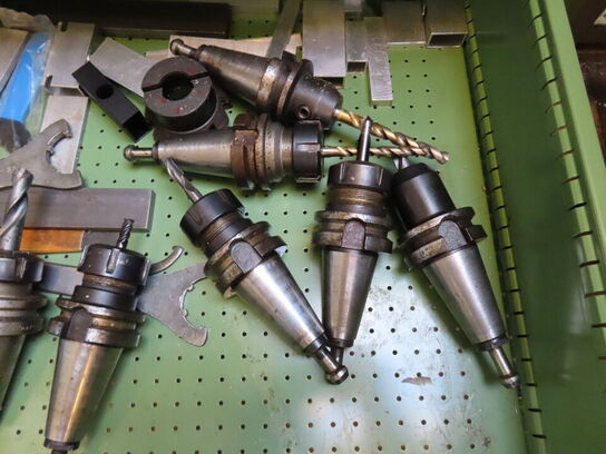 Skuffeskab med indhold