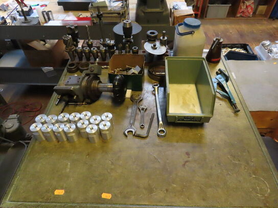 Skuffeskab med indhold