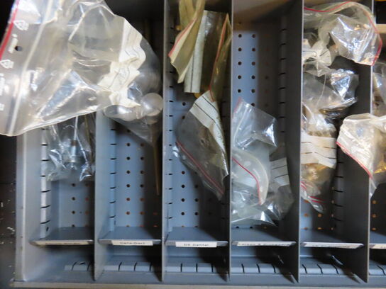 Skuffeskab med indhold