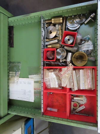 Skuffeskab med indhold