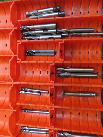 Skuffeskab med indhold