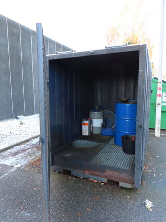 Miljøcontainer, med indhold