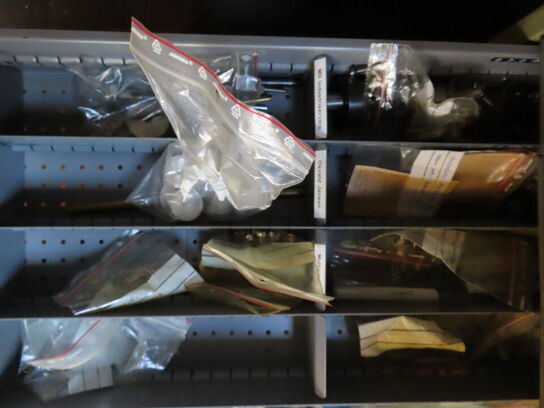 Skuffeskab med indhold