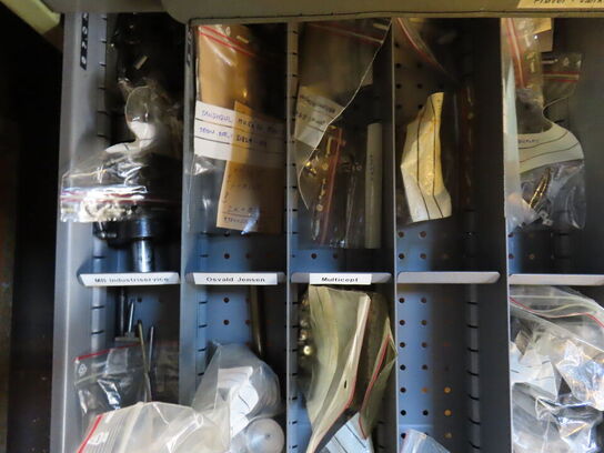 Skuffeskab med indhold