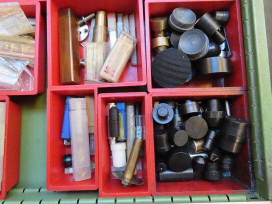 Skuffeskab med indhold