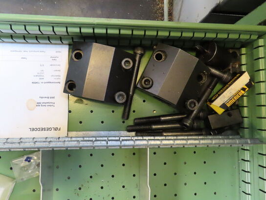 Skuffeskab med indhold