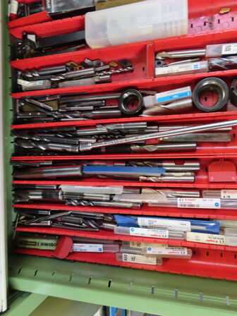 Skuffeskab med indhold