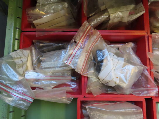 Skuffeskab med indhold