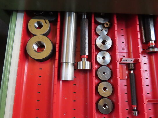 Skuffeskab med indhold