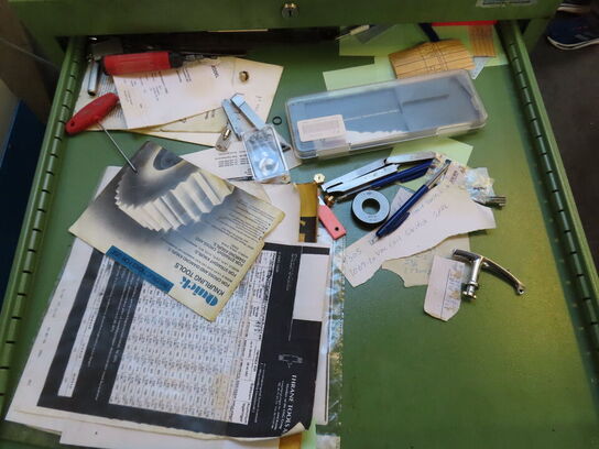 Skuffeskab med indhold