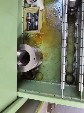 Skuffeskab med indhold