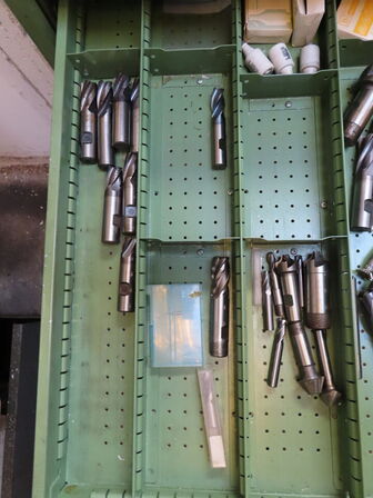 Skuffeskab med indhold