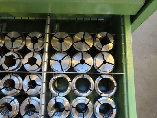 Skuffeskab med indhold