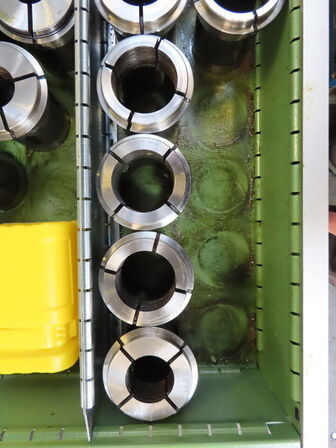 Skuffeskab med indhold