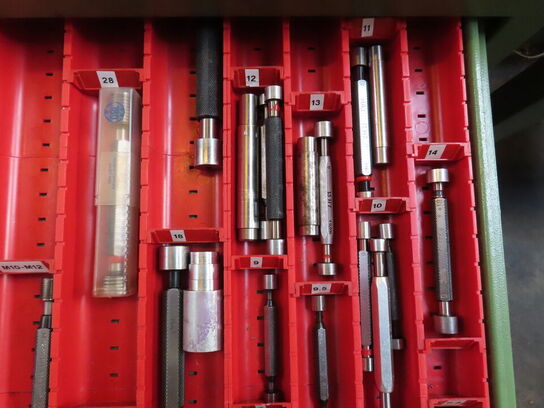 Skuffeskab med indhold