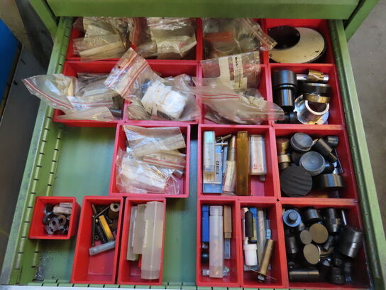 Skuffeskab med indhold