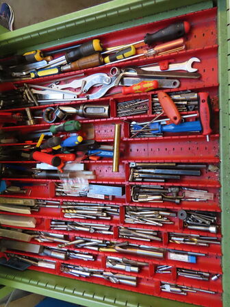 Skuffeskab med indhold