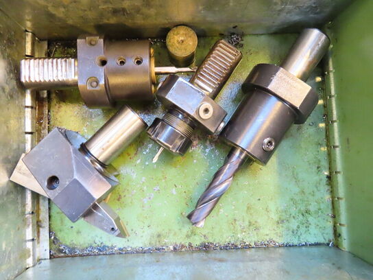 Skuffeskab med indhold