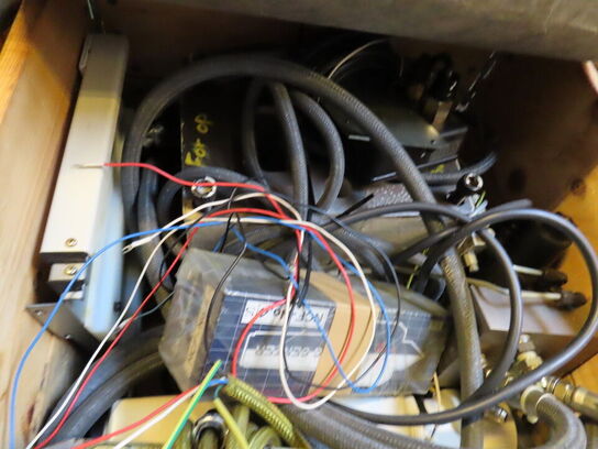 Kasse med reservedele til CNC  drejebænke