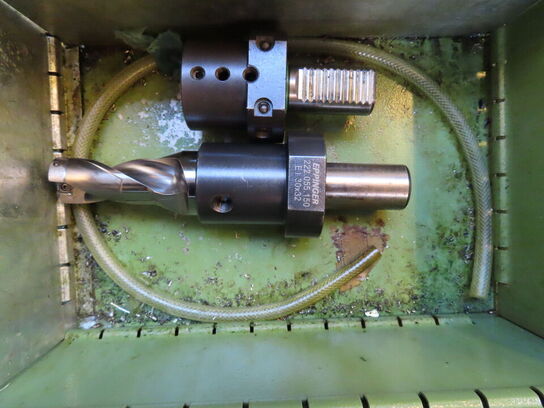 Skuffeskab med indhold