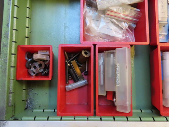 Skuffeskab med indhold