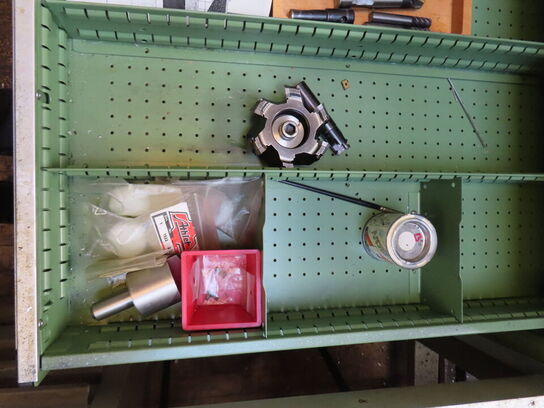 Skuffeskab med indhold