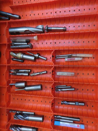 Skuffeskab med indhold