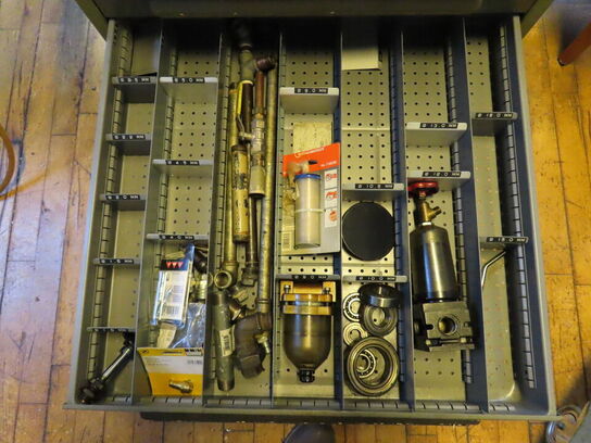 Skuffeskab med indhold