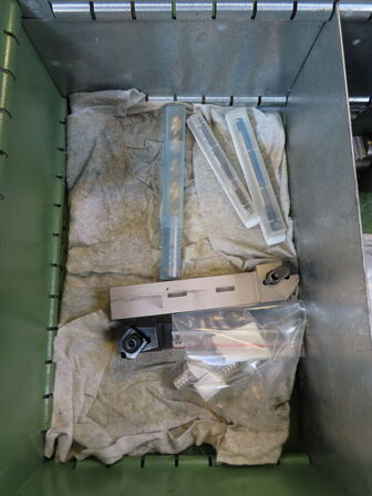 Skuffeskab med indhold