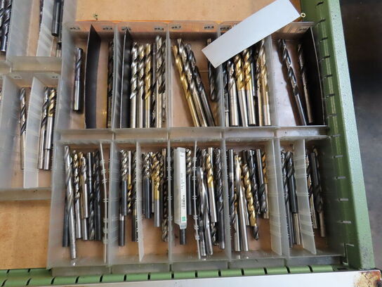 Skuffeskab med indhold