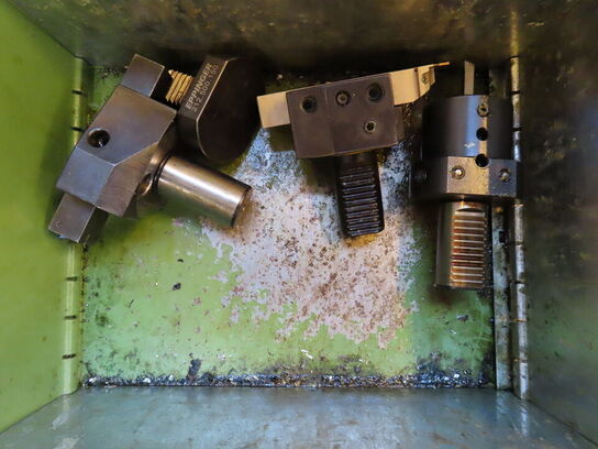 Skuffeskab med indhold