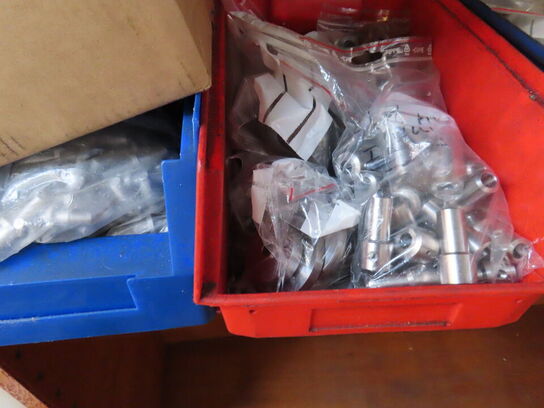 Reol med stangstål samt forarbejdet emner