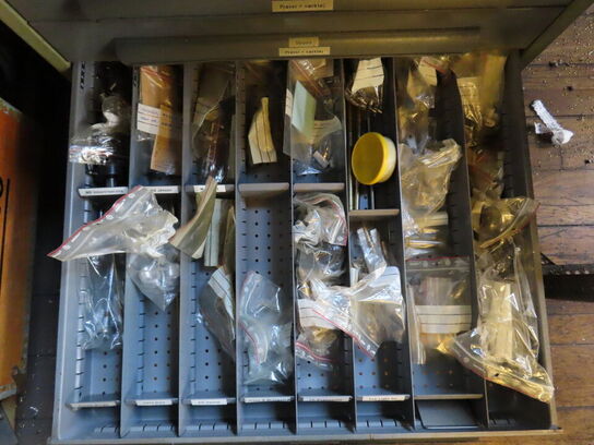 Skuffeskab med indhold