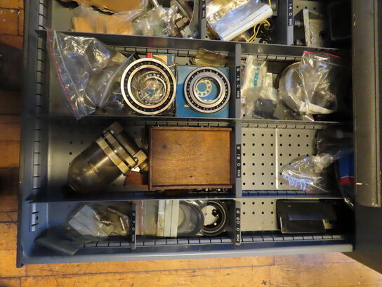 Skuffeskab med indhold