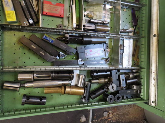 Skuffeskab med indhold