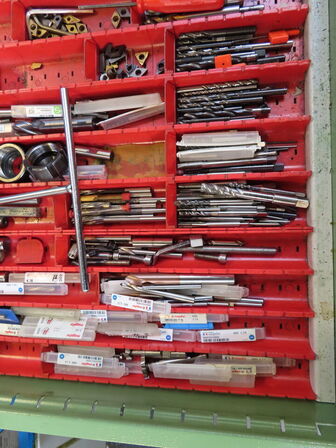 Skuffeskab med indhold