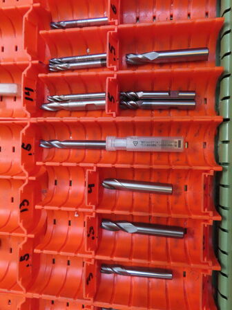 Skuffeskab med indhold